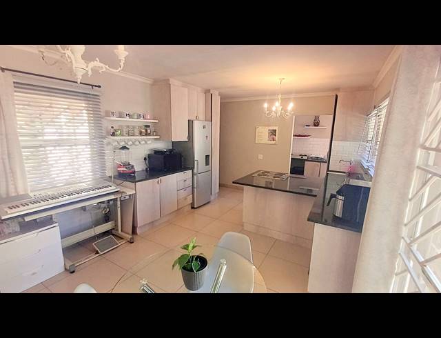 3 BEDROOM SECTIONAL TITLE FOR SALE IN DIE HOEWES